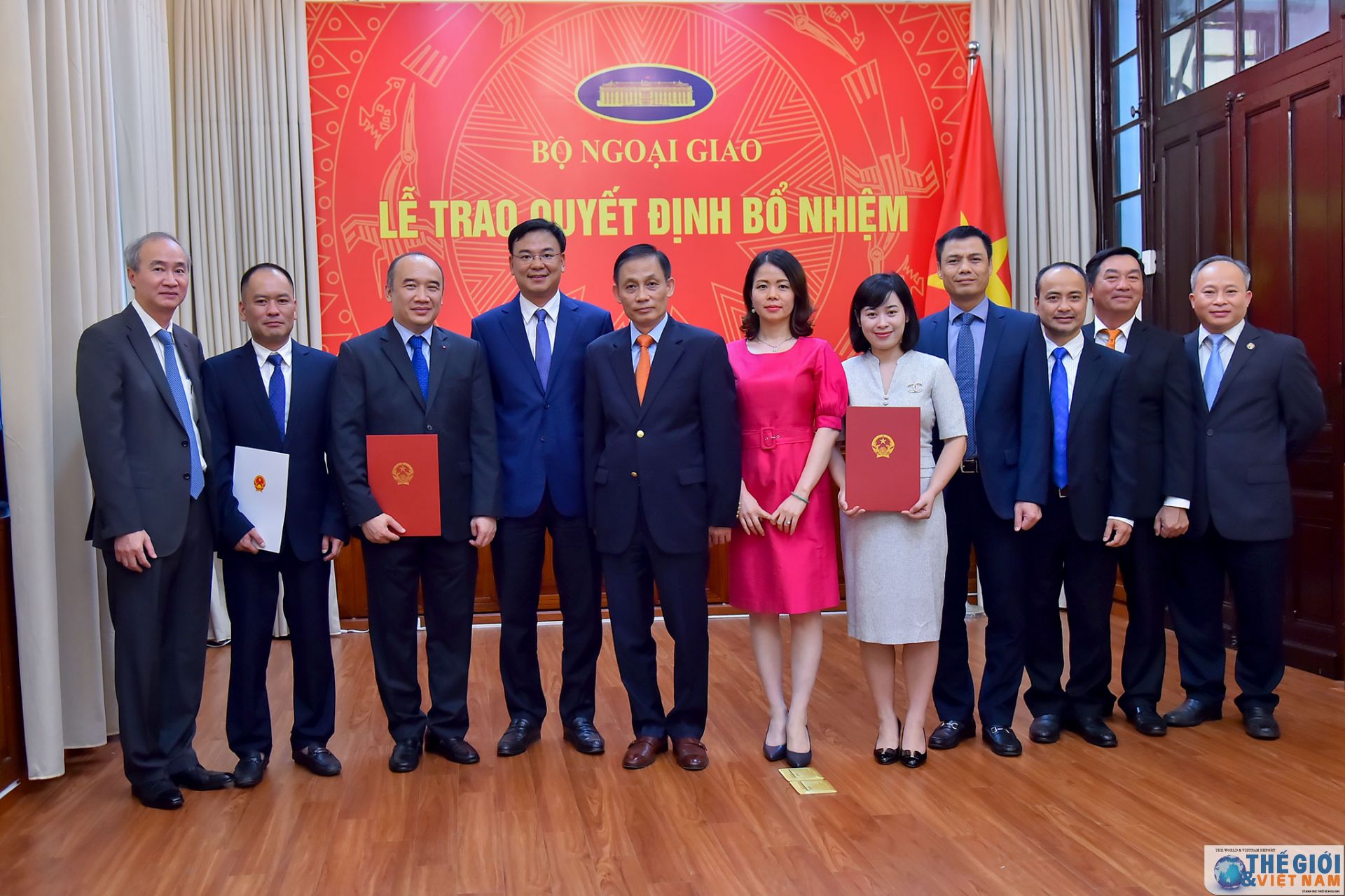 Thứ trưởng Ngoại giao Lê Hoài Trung trao quyết định bổ nhiệm cán bộ cấp Vụ thu truong ngoai giao le hoai trung trao quyet dinh bo nhiem can bo cap vu