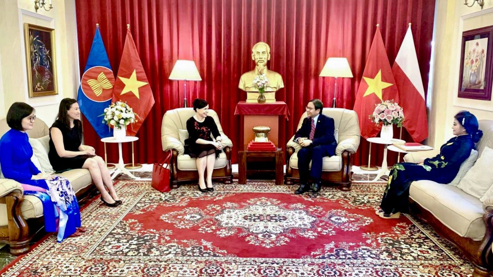 Trao Huân chương Hữu nghị cho nguyên Đại sứ Ba Lan tại Việt Nam trao huan chuong huu nghi cho nguyen dai su ba lan tai viet nam
