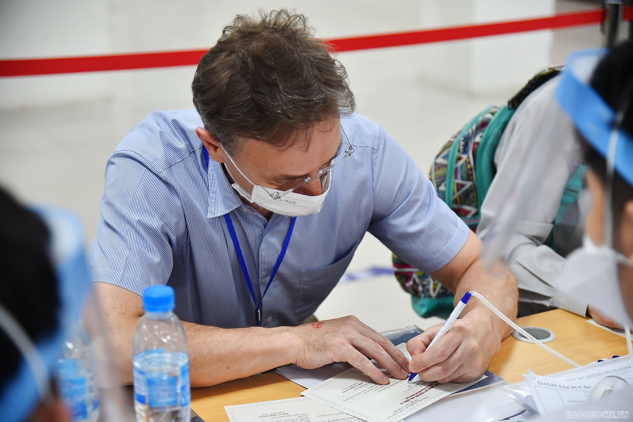 Ông Hecoedus Bela, Đại sứ quán Pháp tại Việt Nam khai báo y tế trước khi khám sàng lọc.