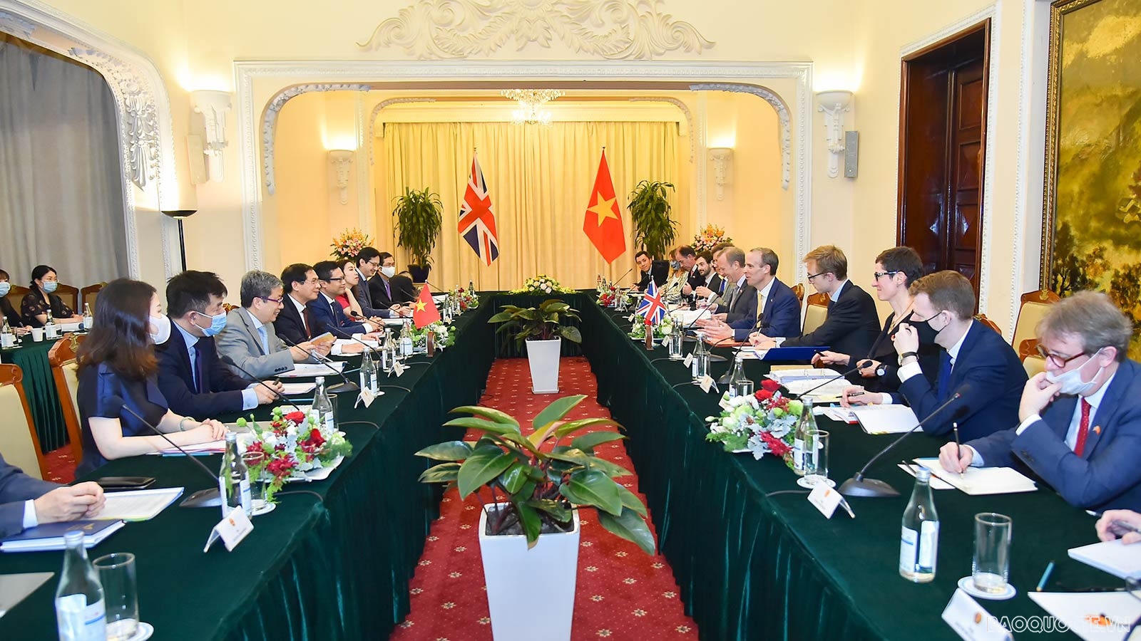 Quan hệ thương mại hai chiều Việt Nam-Anh đạt khoảng 5,6 tỉ USD năm 2020, giảm gần 15% so với 2019, trong đó Việt Nam xuất khẩu đạt 4,9 tỉ USD và nhập khẩu đạt 700 triệu USD. Hai bên đã chính thức ký FTA song phương (ngày 29/12/2020) để thúc đẩy quan hệ t