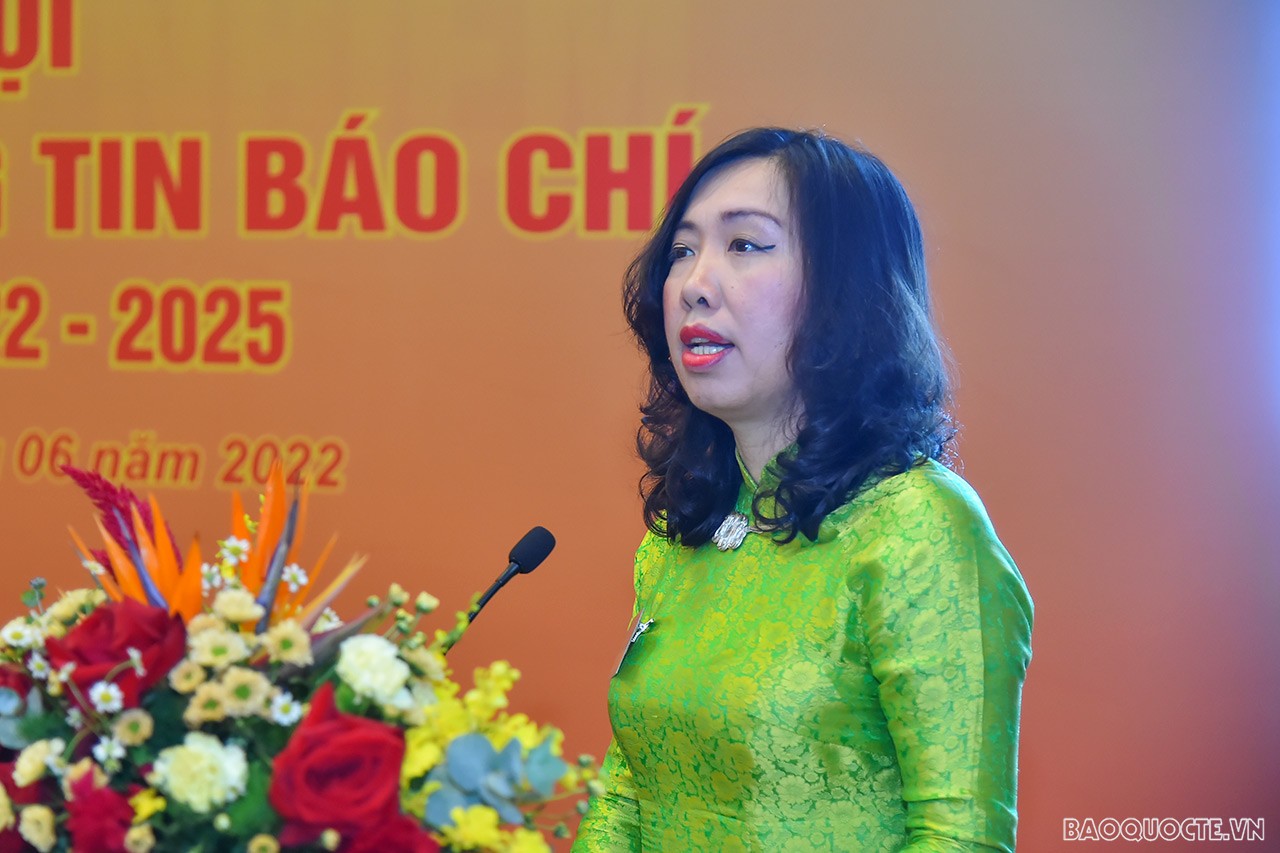 Đồng chí Lê Thị Thu Hằng, Trợ lý Bộ trưởng Ngoại giao, Vụ trưởng Vụ Thông tin báo chí, Bí thư Chi bộ Vụ Thông tin báo chí nhiệm kỳ 2020-2022 trình bày báo cáo trước Đại hội. (Ảnh: Anh Sơn) Đồng chí Lê Thị Thu Hằng, Trợ lý Bộ trưởng Ngoại giao, Vụ trưởng Vụ Thông tin báo chí, Bí thư Chi bộ Vụ Thông tin báo chí nhiệm kỳ 2020-2022 trình bày báo cáo trước Đại hội. (Ảnh: Anh Sơn)