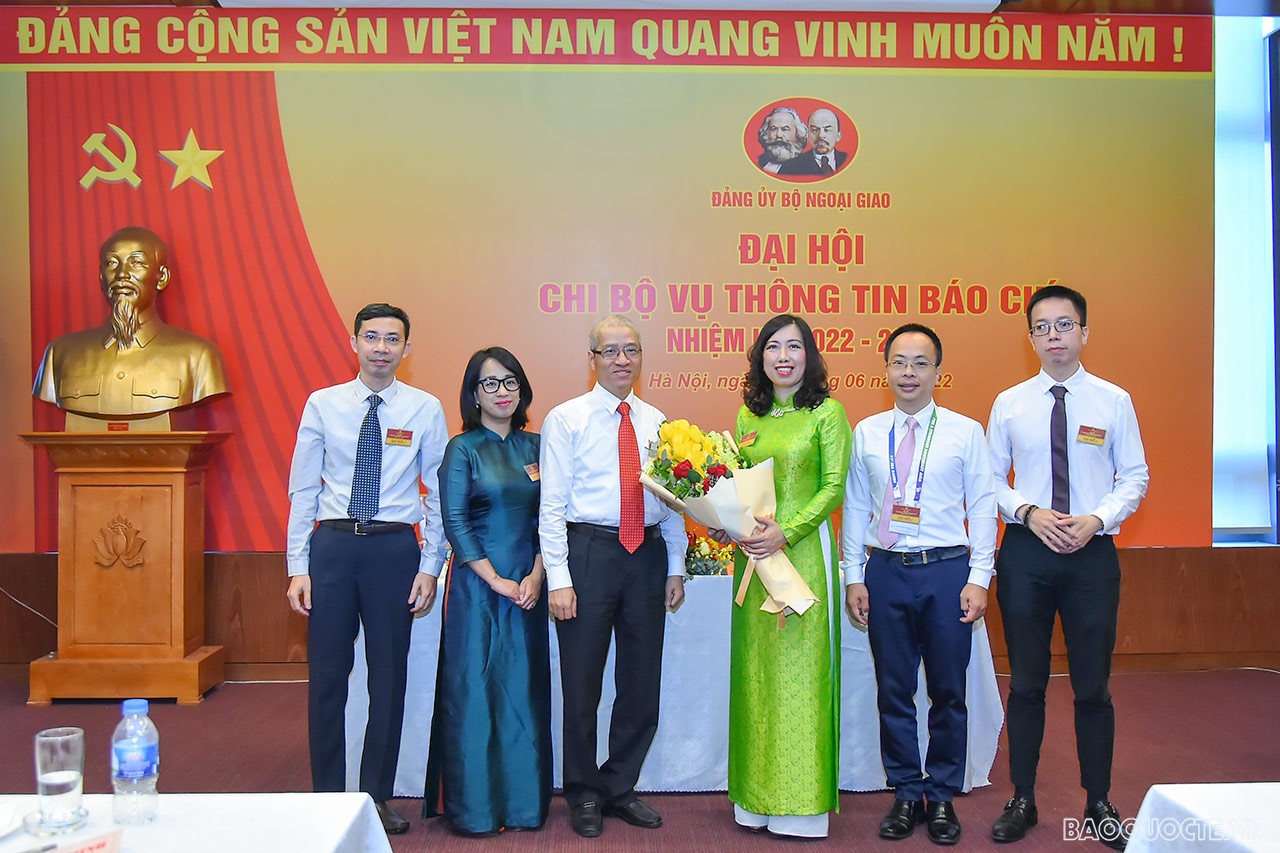 Phó Bí thư thường trực Đảng ủy Bộ Ngoại giao Nguyễn Đắc Thành tặng hoa chúc mừng Chi ủy Vụ Thông tin báo chí nhiệm kỳ 2022-2025. (Ảnh: Hoàng Nam) Phó Bí thư thường trực Đảng ủy Bộ Ngoại giao Nguyễn Đắc Thành tặng hoa chúc mừng Chi ủy Vụ Thông tin báo chí nhiệm kỳ 2022-2025. (Ảnh: Hoàng Nam)