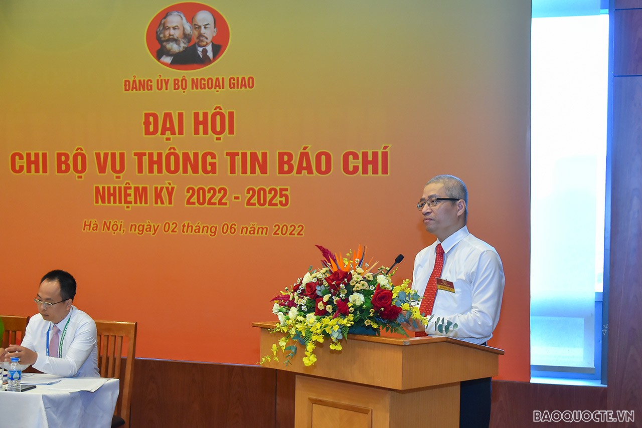 Phó Bí thư thường trực Đảng ủy Bộ Ngoại giao Nguyễn Đắc Thành ghi nhận, đánh giá cao báo cáo kết quả thực hiện Nghị quyết Đại hội Chi bộ nhiệm kỳ 2020-2022. (Ảnh: Anh Sơn) Phó Bí thư thường trực Đảng ủy Bộ Ngoại giao Nguyễn Đắc Thành ghi nhận, đánh giá cao báo cáo kết quả thực hiện Nghị quyết Đại hội Chi bộ nhiệm kỳ 2020-2022. (Ảnh: Anh Sơn)