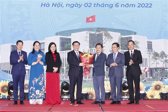Nhóm Đại biểu Quốc hội trẻ khóa XV tặng hoa Chủ tịch Quốc hội Vương Đình Huệ. (Nguồn: TTXVN)