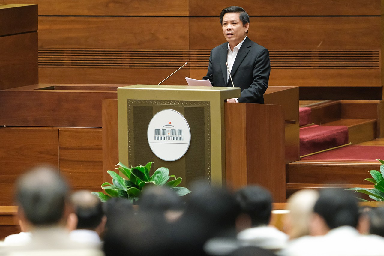 Bộ trưởng Bộ Giao thông vận tải Nguyễn Văn Thể, thừa ủy quyền của Thủ tướng Chính phủ trình bày Tờ trình về Chủ trương đầu tư các dự án xây dựng công trình đường bộ cao tốc Châu Đốc - Cần Thơ - Sóc Trăng (giai đoạn 1); Khánh Hòa - Buôn Ma Thuột (giai đoạn 1); Biên Hòa -Vũng Tàu (giai đoạn 1).