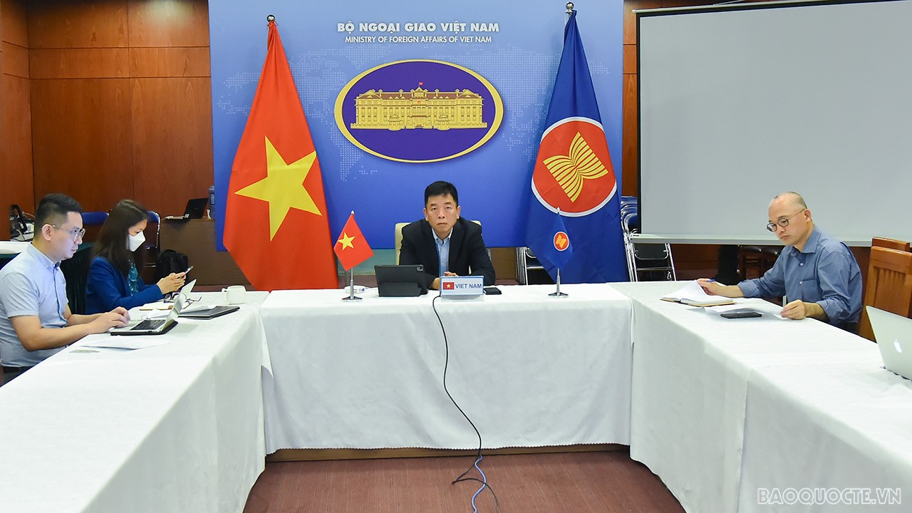 Đại sứ Vũ Hồ, Quyền Trưởng SOM ASEAN Việt Nam dẫn đầu đoàn Việt Nam tham dự các Hội nghị.