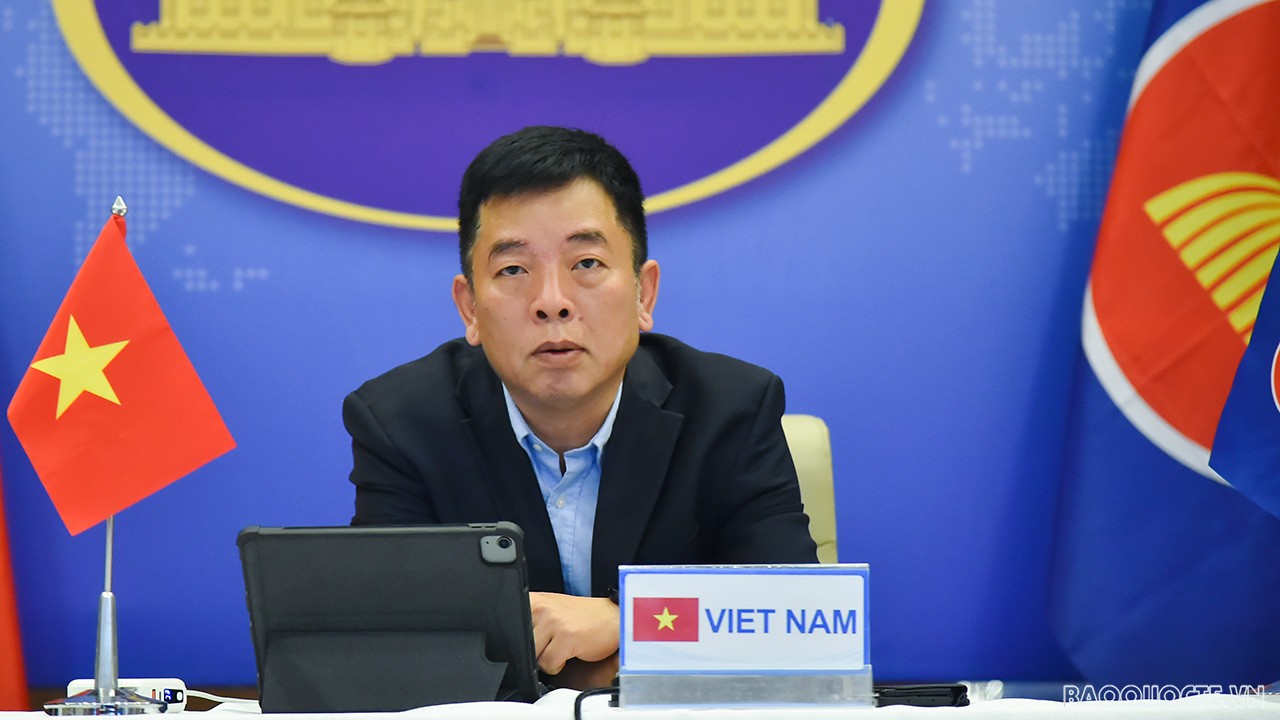 Đại sứ Vũ Hồ, Quyền Trưởng SOM ASEAN Việt Nam dẫn đầu đoàn Việt Nam tham dự các Hội nghị.