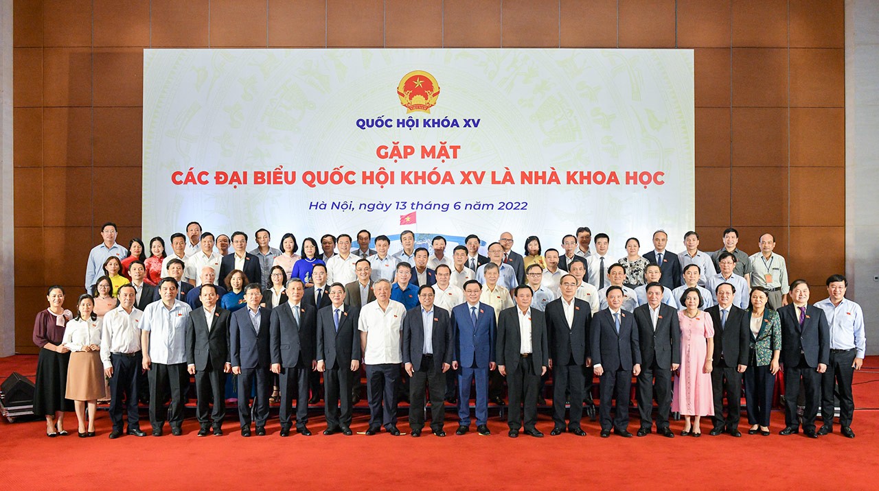 Chủ tịch Quốc hội Vương Đình Huệ, Thủ tướng Chính phủ Phạm Minh Chính chụp ảnh lưu niệm cùng các đại biểu.