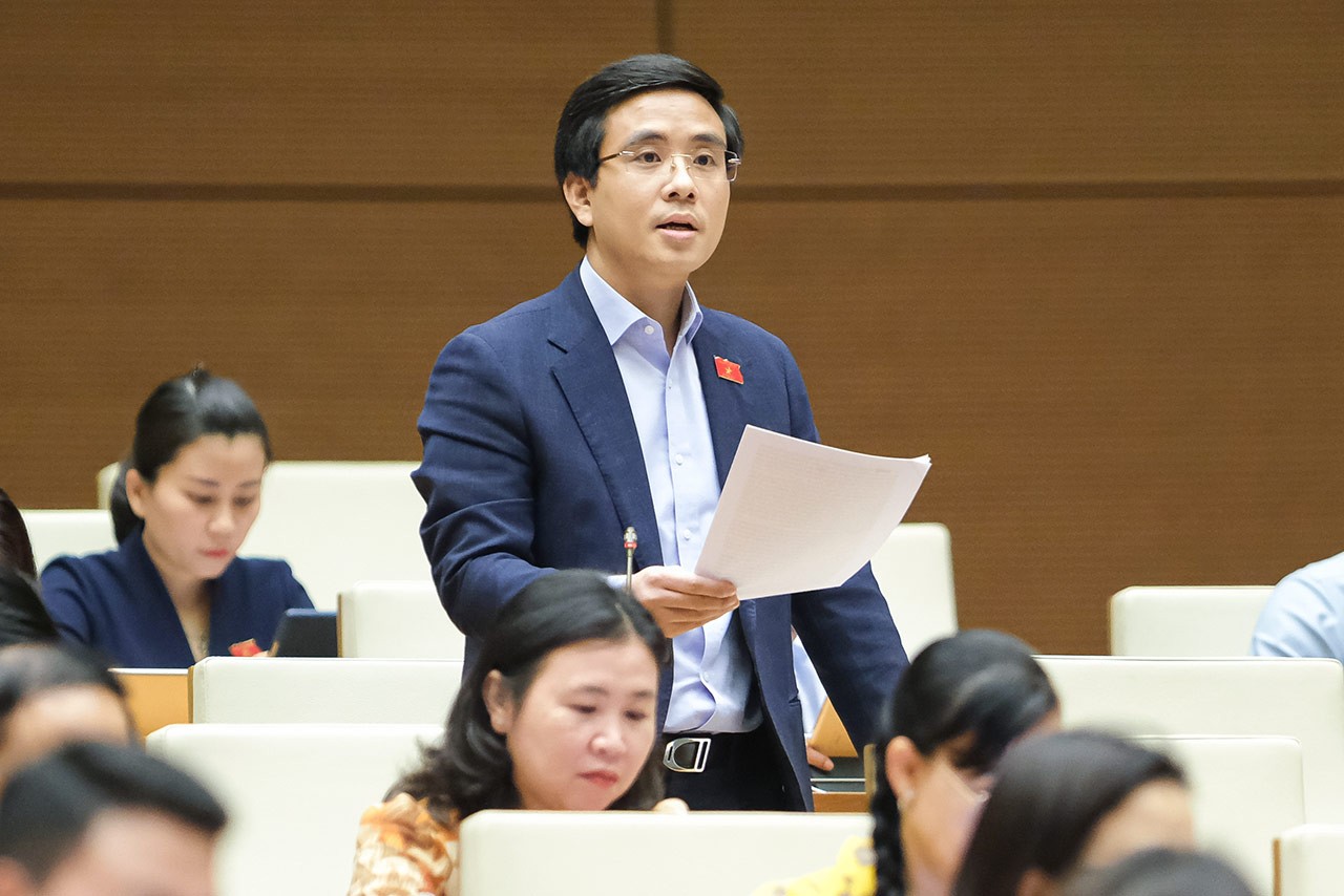 Đại biểu Nguyễn Thành Công (Ninh Bình) phát biểu tại phiên họp.