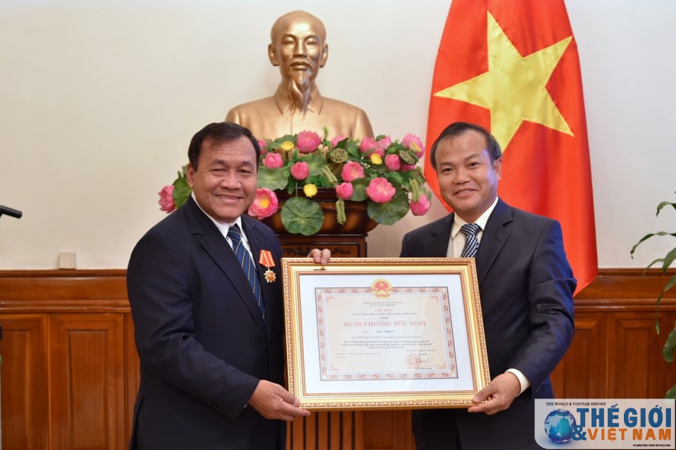 Trao Huân chương Hữu nghị cho Đại sứ Campuchia Hul Phany tin nhap 20160727215801