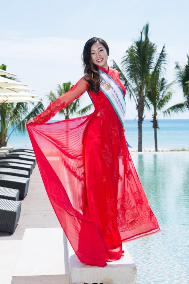 thi sinh ngoai quoc tu tin khoe dang trong ta ao dai