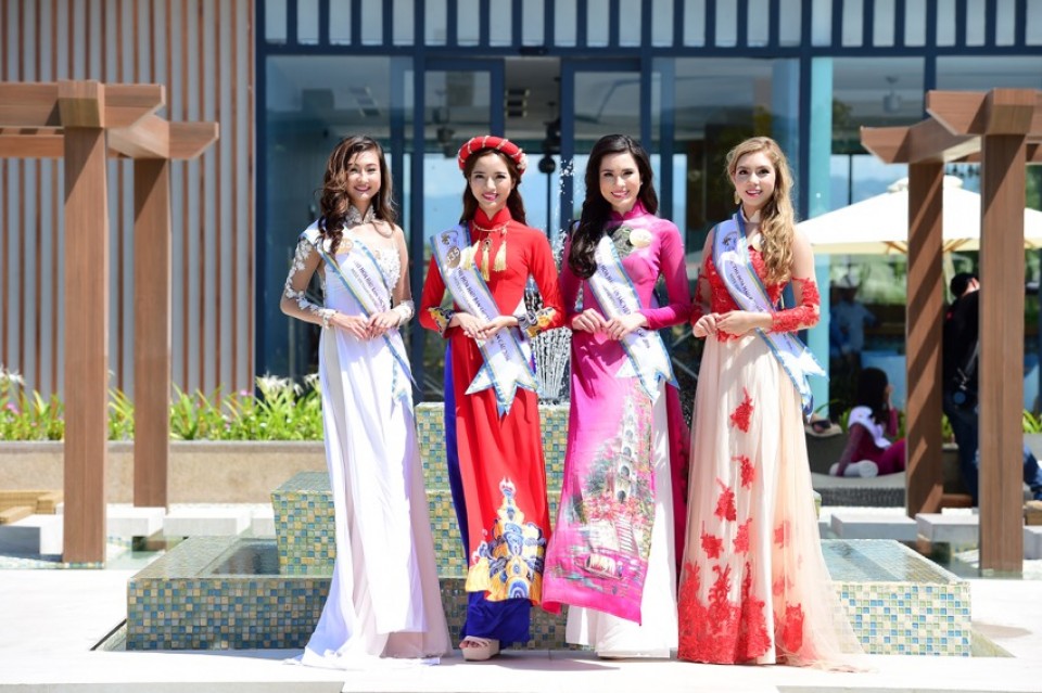 thi sinh ngoai quoc tu tin khoe dang trong ta ao dai