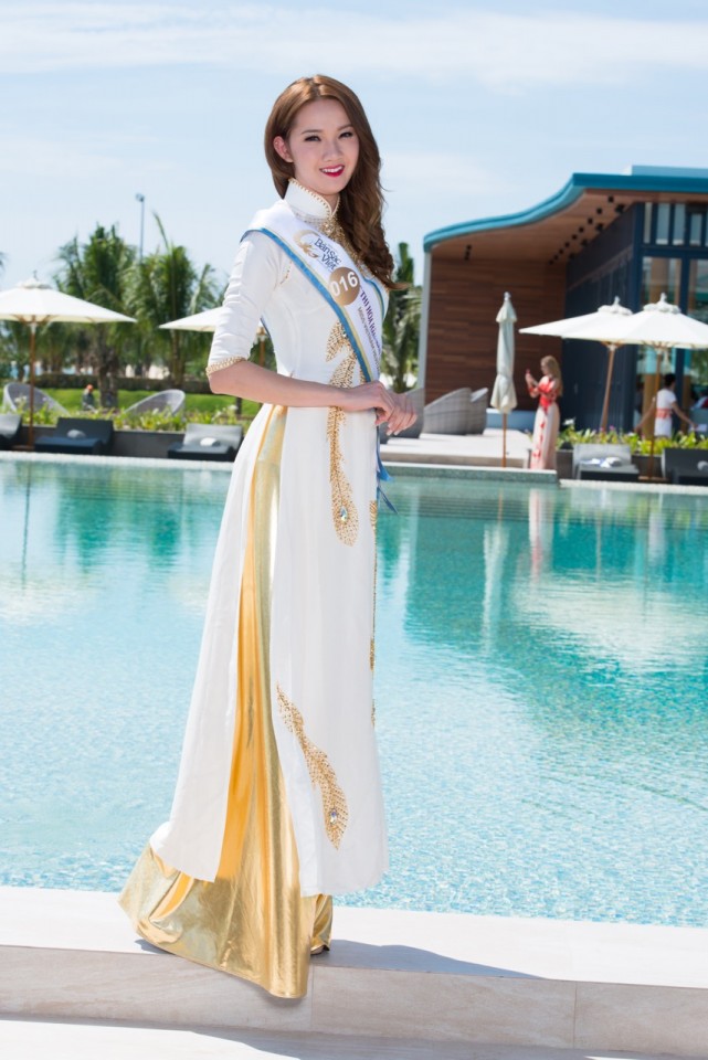 thi sinh ngoai quoc tu tin khoe dang trong ta ao dai