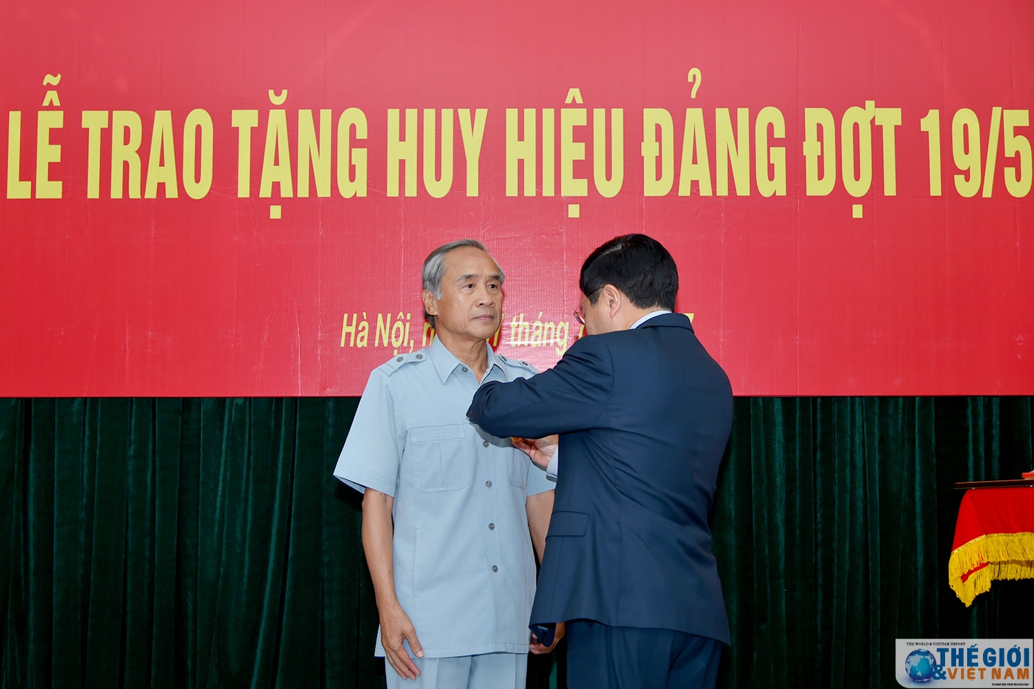 dang uy bo ngoai giao trao tang huy hieu 55 nam 45 nam 40 nam va 30 nam tuoi dang