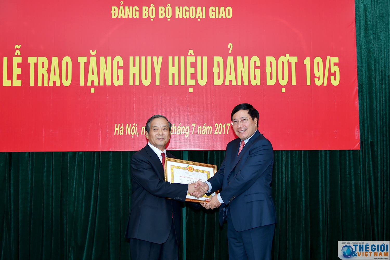 dang uy bo ngoai giao trao tang huy hieu 55 nam 45 nam 40 nam va 30 nam tuoi dang