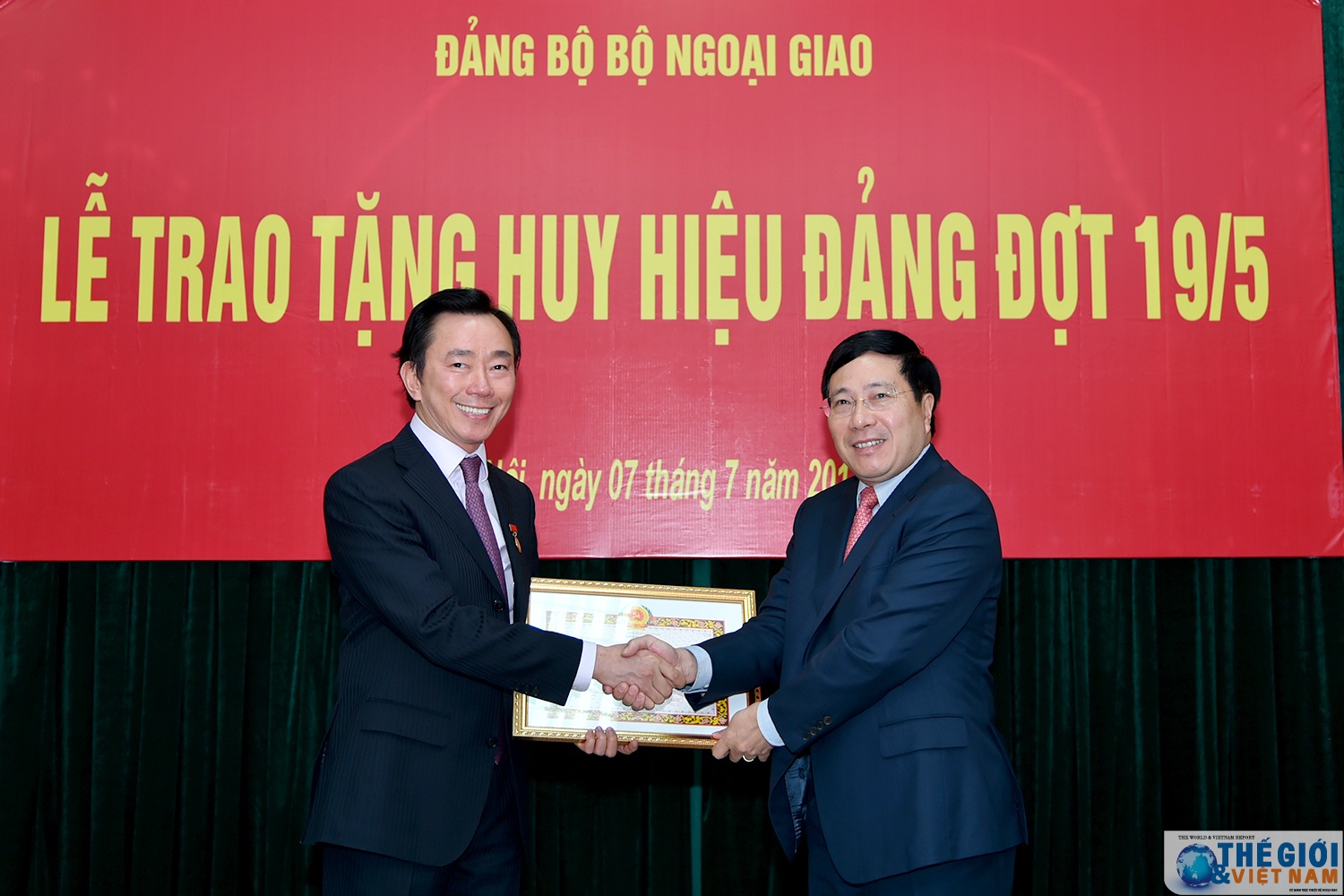 dang uy bo ngoai giao trao tang huy hieu 55 nam 45 nam 40 nam va 30 nam tuoi dang