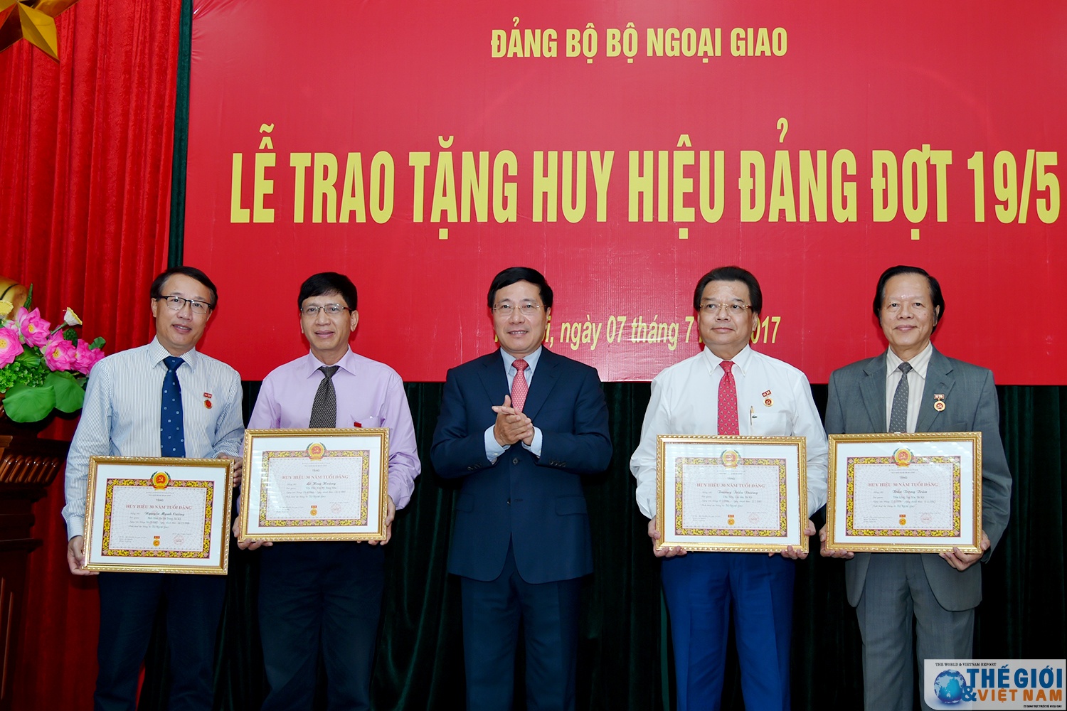 dang uy bo ngoai giao trao tang huy hieu 55 nam 45 nam 40 nam va 30 nam tuoi dang