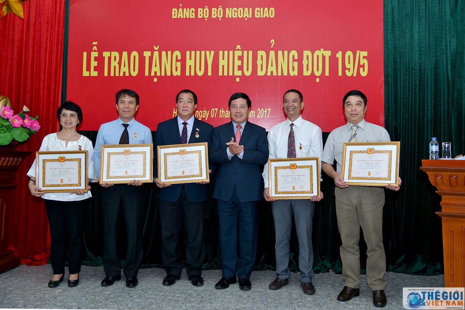 dang uy bo ngoai giao trao tang huy hieu 55 nam 45 nam 40 nam va 30 nam tuoi dang