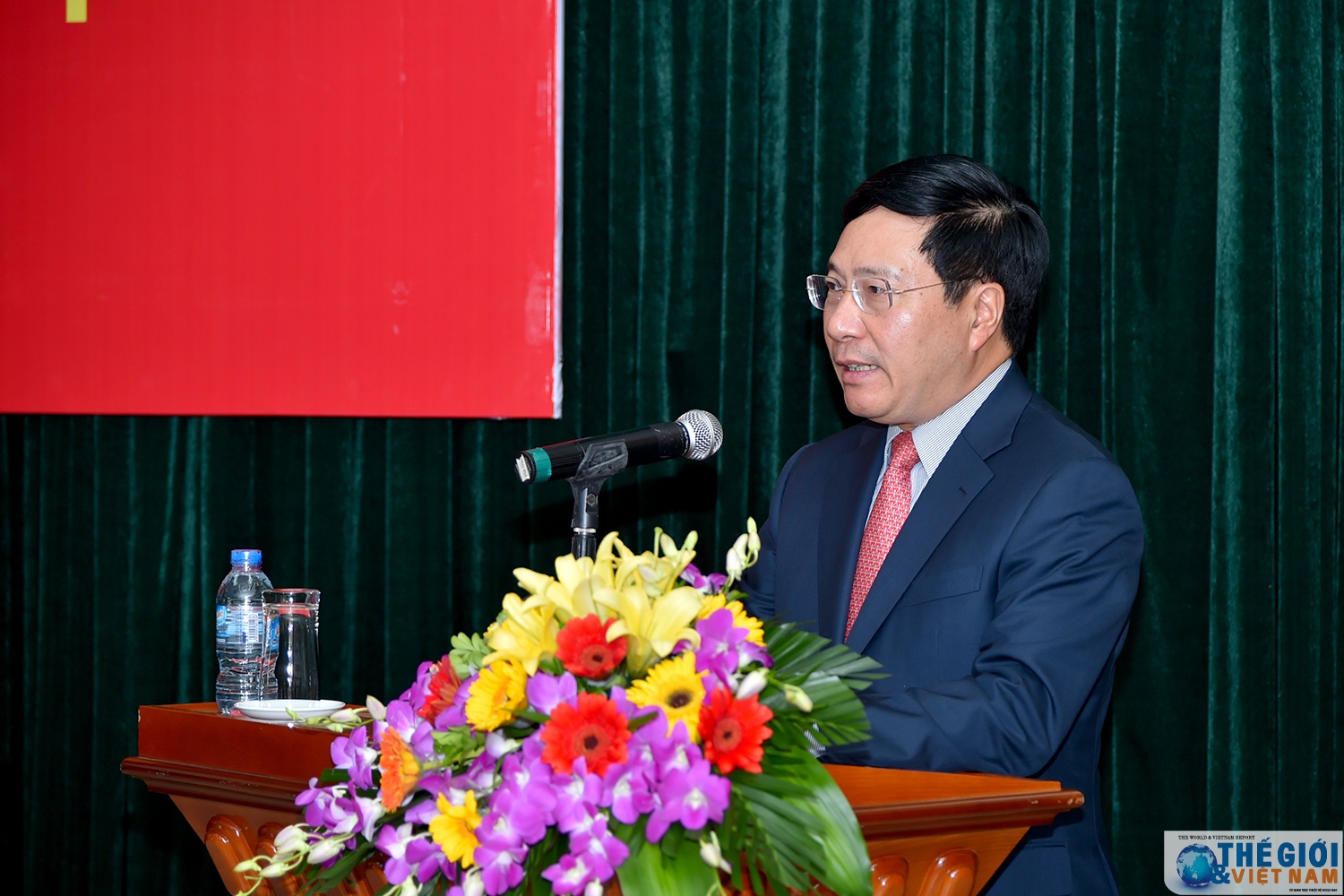 dang uy bo ngoai giao trao tang huy hieu 55 nam 45 nam 40 nam va 30 nam tuoi dang