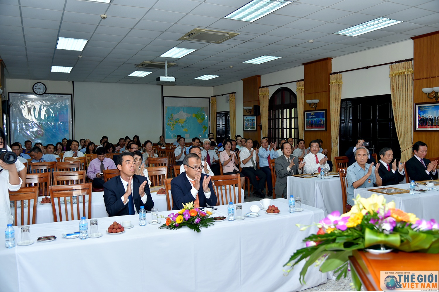 dang uy bo ngoai giao trao tang huy hieu 55 nam 45 nam 40 nam va 30 nam tuoi dang