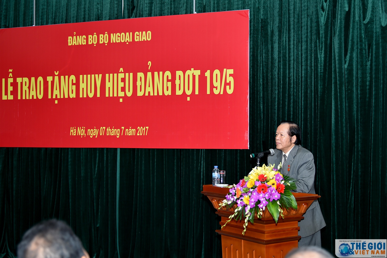 dang uy bo ngoai giao trao tang huy hieu 55 nam 45 nam 40 nam va 30 nam tuoi dang