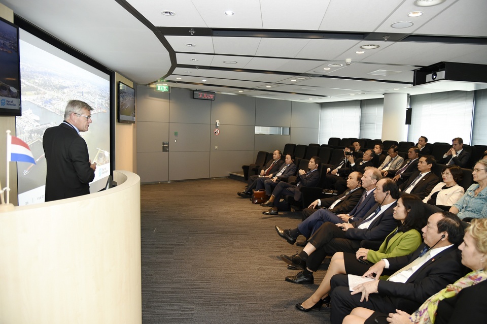 thu tuong tham rotterdam va lam viec voi mot so tap tai chinh ha lan