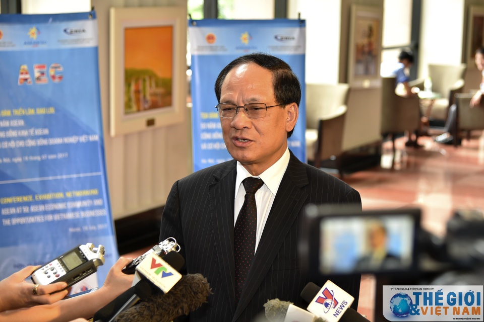 Vì một ASEAN vững mạnh, lấy con người làm trung tâm vi mot asean vung manh lay con nguoi lam trung tam