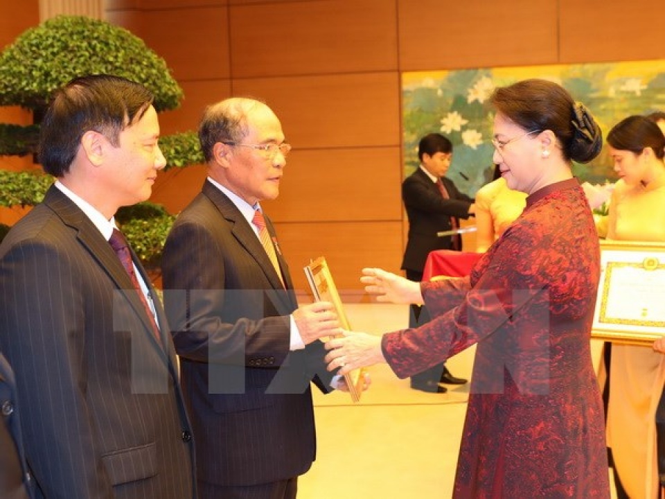 trao huy hieu dang cho dang vien dang bo co quan van phong quoc hoi