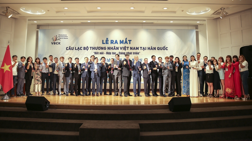 ra mat cau lac bo thuong nhan viet nam tai han quoc
