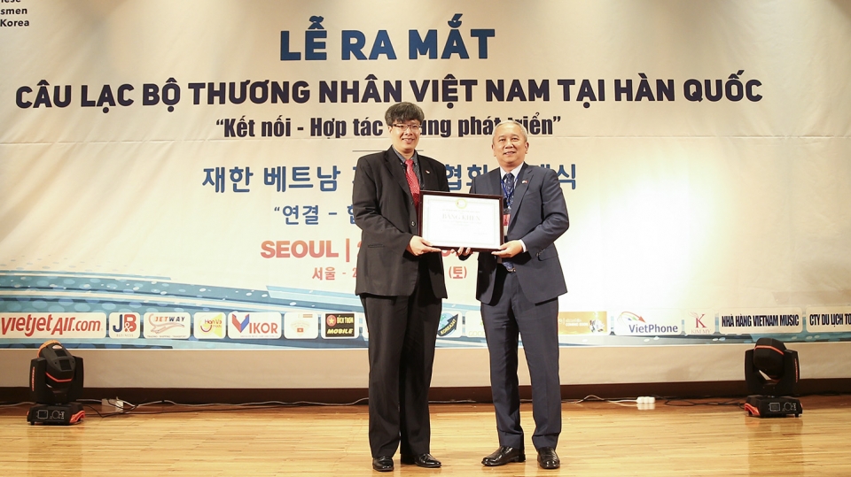 ra mat cau lac bo thuong nhan viet nam tai han quoc