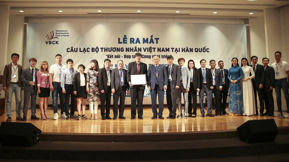 ra mat cau lac bo thuong nhan viet nam tai han quoc