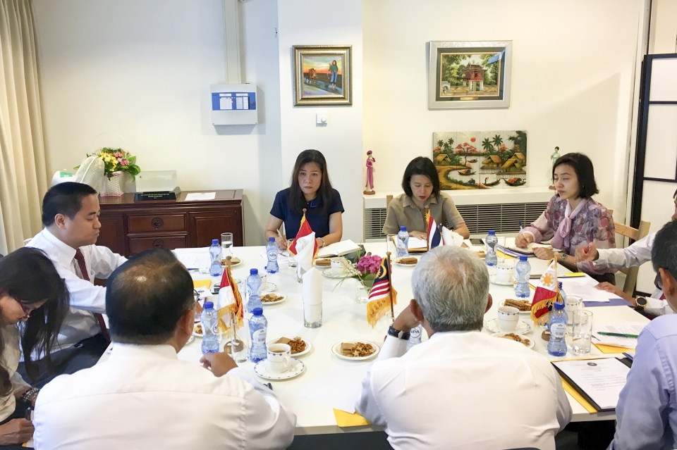 Phiên họp thường kỳ tháng 7 Ủy ban ASEAN tại La Hay tin nhap 20180727143950