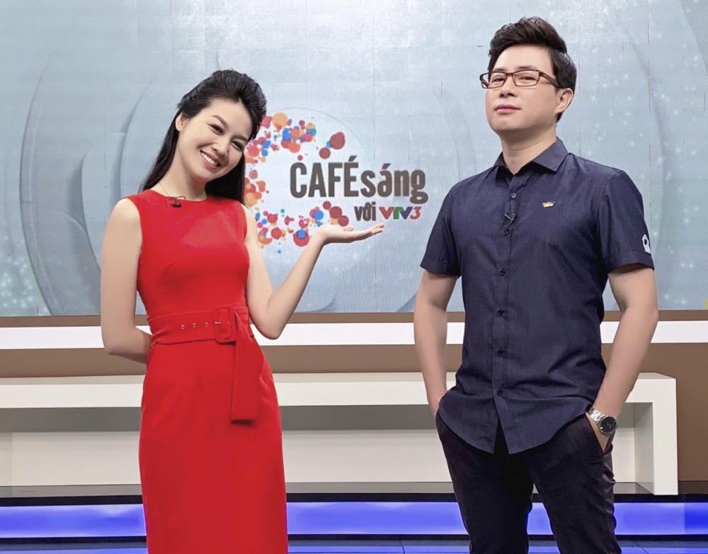 mc le anh nhieu ban tre tre nai hoc tap nhung dang cung facebook cham chi