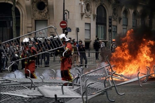 canh sat phap dung hoi cay giai tan nguoi bieu tinh sau le dieu binh quoc khanh