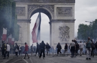 Cảnh sát Pháp dùng hơi cay giải tán người biểu tình sau lễ diễu binh Quốc khánh