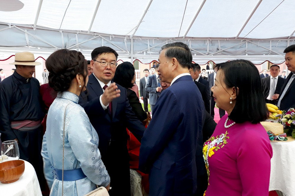 dau an dac biet ky niem 65 nam quan he ngoai giao viet nam mong co