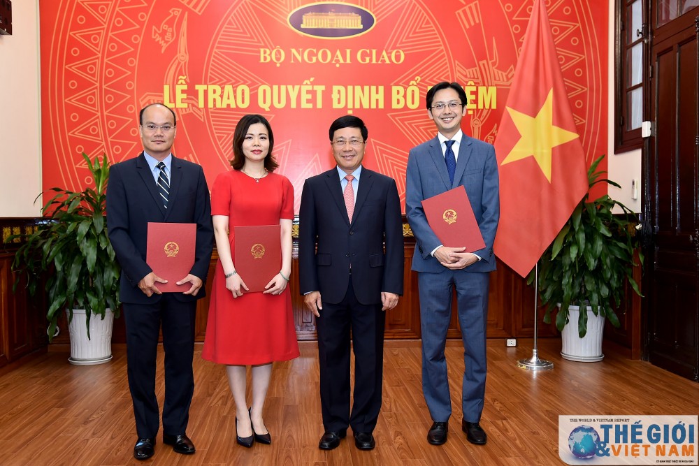 pho thu tuong pham binh minh trao quyet dinh bo nhiem 03 vu truong cua bo ngoai giao