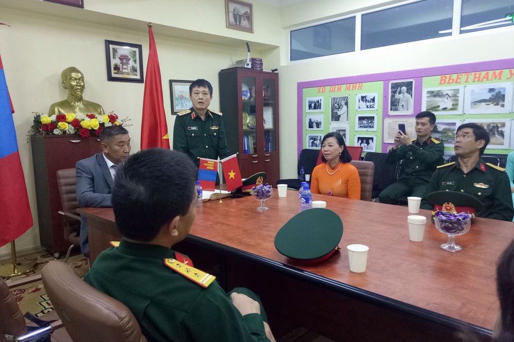 Viếng Chủ tịch Hồ Chí Minh và tưởng niệm các anh hùng liệt sỹ tại Mông Cổ