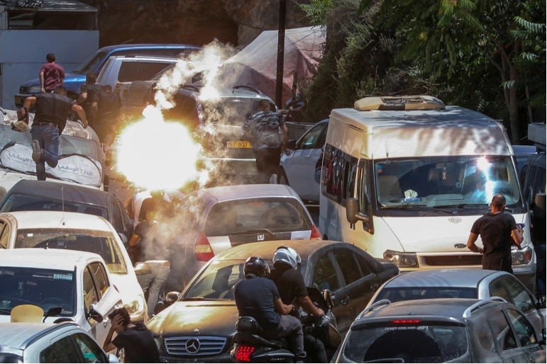 Mọi người chạy sau khi quân đội Israel phóng hộp chứa hơi cay sau những lời cầu nguyện hôm thứ Sáu tại khu phố Silwan ở Đông Jerusalem bị chiếm đóng [Nguồn: Reuters]