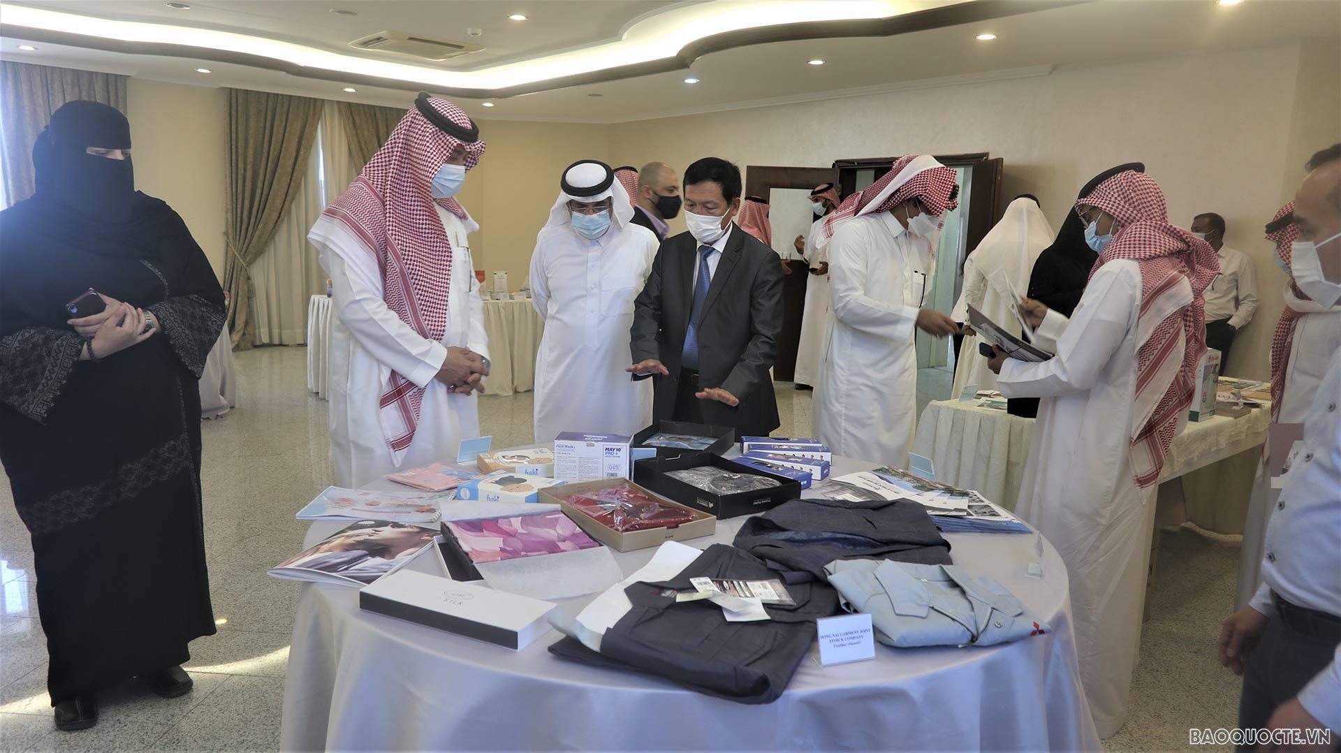 Giới thiệu hàng xuất khẩu Việt Nam tại Tabuk. (Nguồn: ĐSQ Việt Nam tại Saudi Arabia)