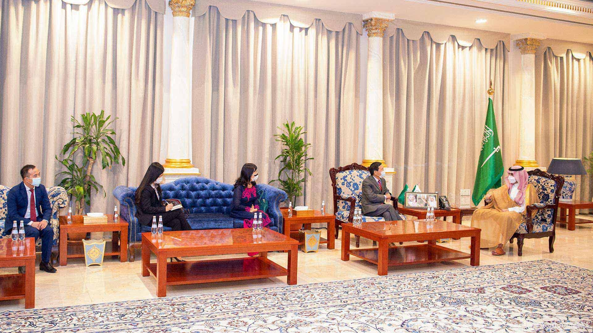 Đoàn công tác chào xã giao Hoàng thân Faisal bin Nawaf bin Abdulaziz, Thống đốc tỉnh Al Jouf. (Nguồn: ĐSQ Việt Nam tại Saudi Arabia)