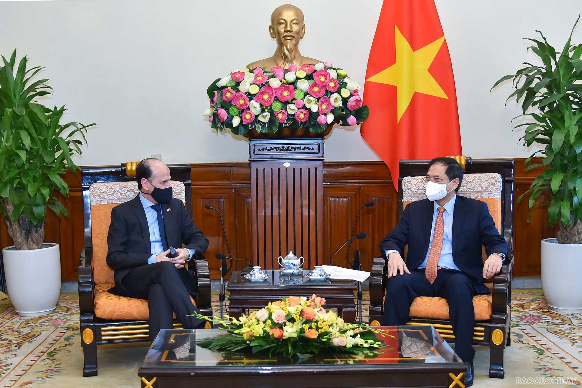 Bộ trưởng Ngoại giao Bùi Thanh Sơn tiếp các Đại sứ Philippines, Argentina và Pakistan chào xã giao