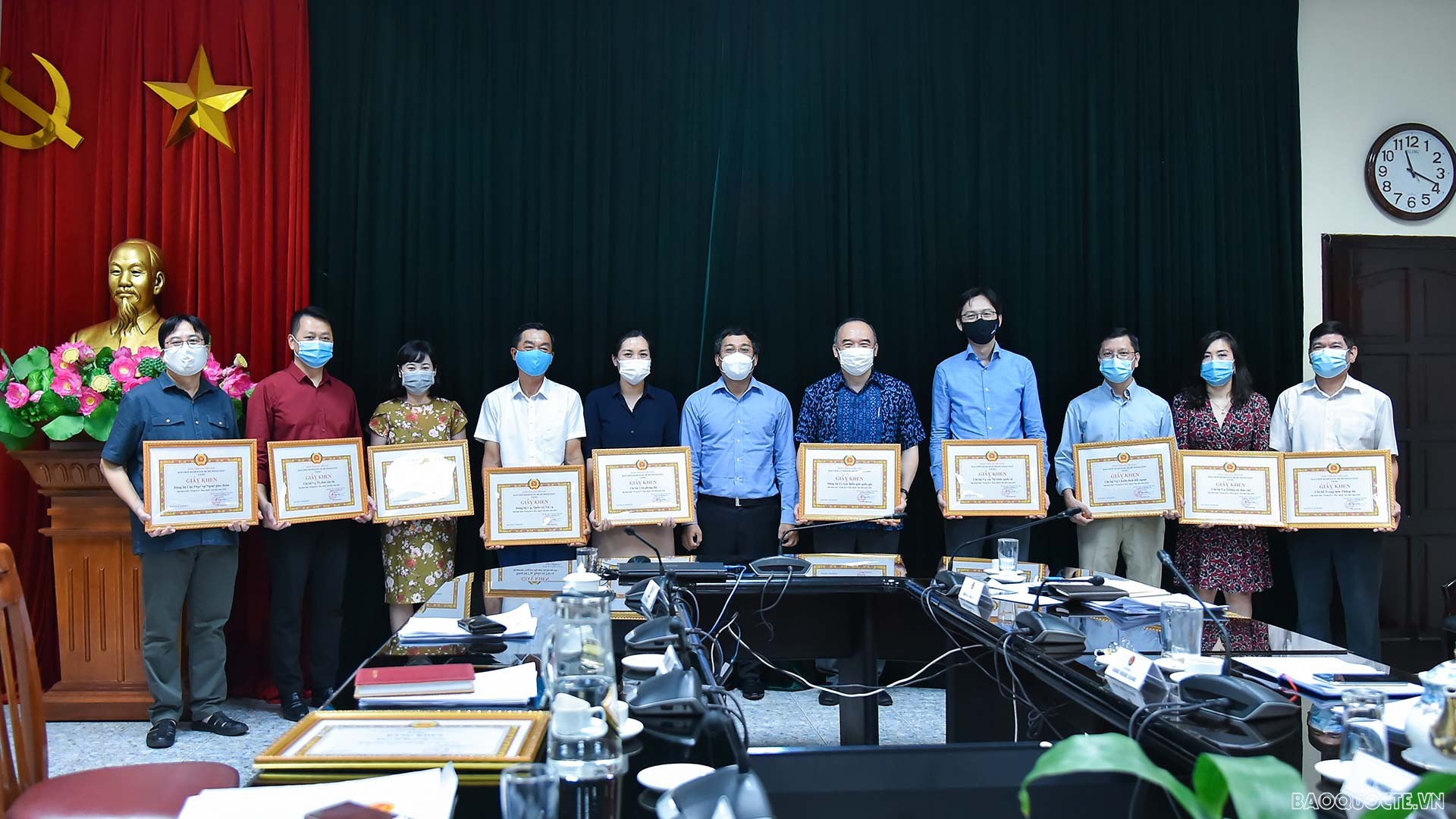 Đồng chí Nguyễn Minh Vũ, Ủy viên dự khuyết Ban chấp hành Trung ương Đảng, Phó Bí thư Đảng ủy Bộ, Thứ trưởng Bộ Ngoại giao đã trao tặng Giấy khen của Đảng ủy Bộ Ngoại giao cho các tổ chức đảng trực thuộc đạt “Trong sạch vững mạnh tiêu biểu năm 2020”.