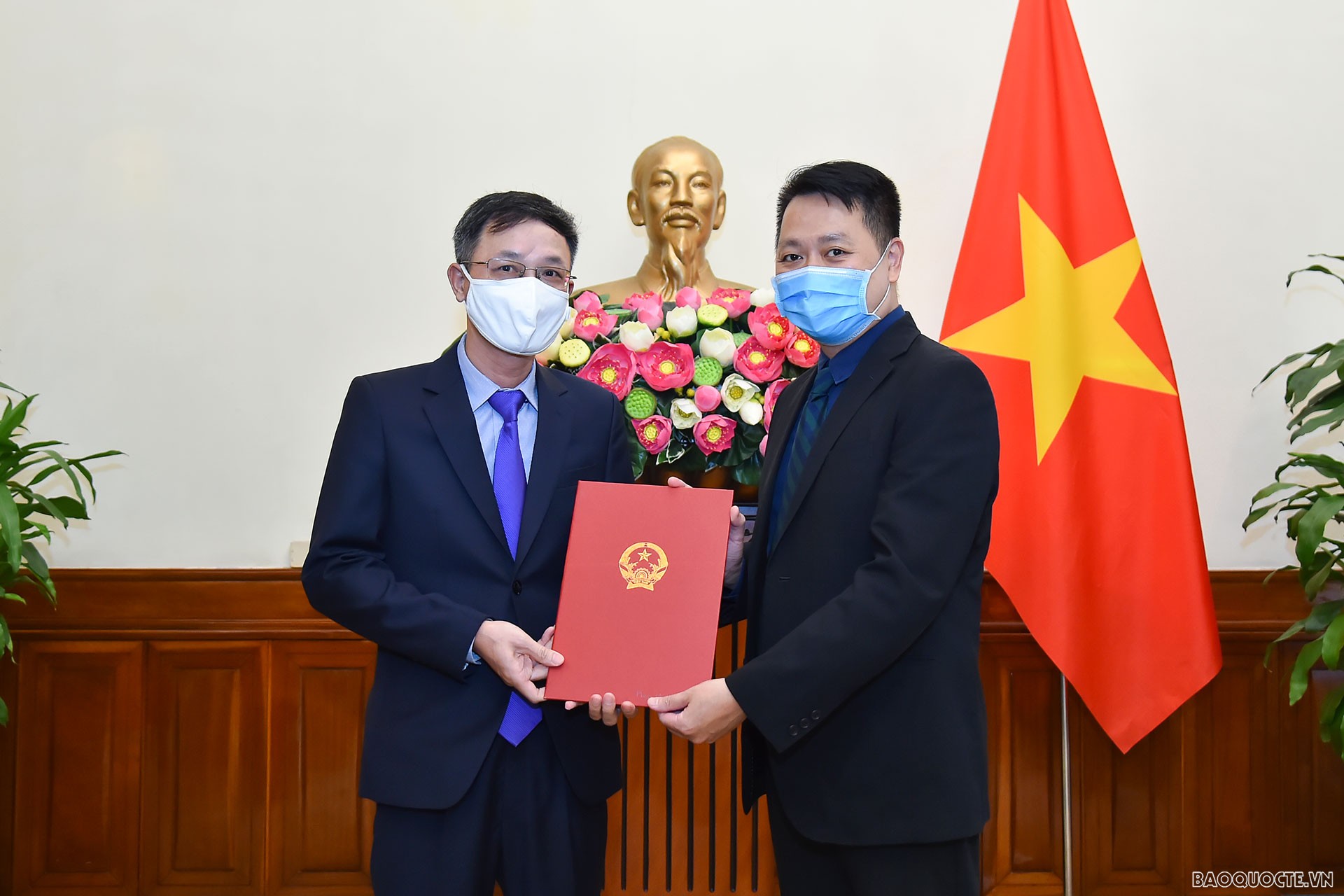 Cùng ngày, Phó Vụ trưởng phụ trách Vụ Tổ chức Cán bộ Nguyễn Việt Anh đã trao quyết định công nhận ông Phan Minh Chiến là Tập sự Phó Vụ trưởng Vụ Đông Nam Á - Nam Á - Nam Thái Bình Dương.