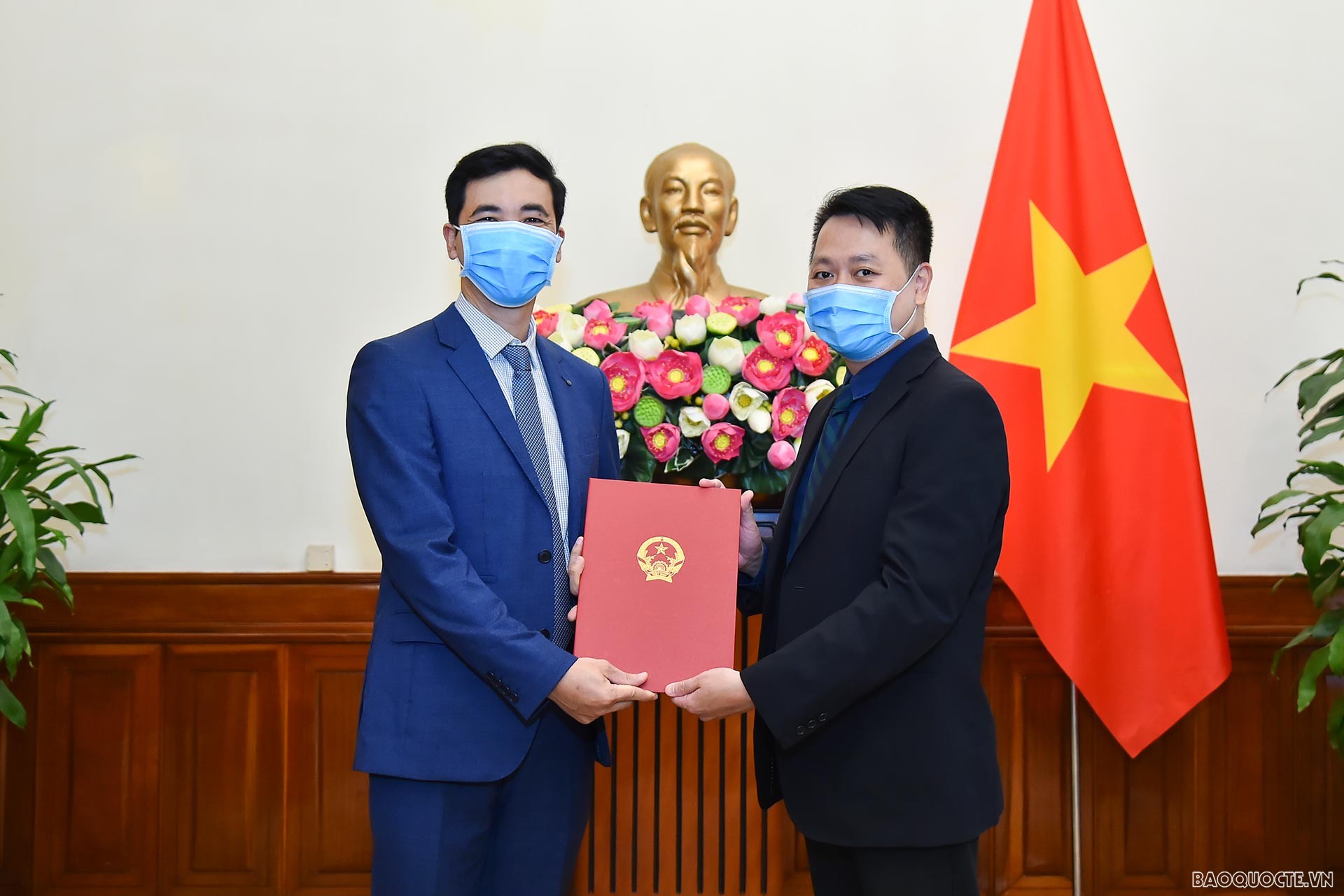 Phó Vụ trưởng phụ trách Vụ Tổ chức Cán bộ Nguyễn Việt Anh đã trao quyết định công nhận ông Nguyễn Ngọc Vinh là Tập sự Phó Vụ trưởng Vụ Đông Nam Á - Nam Á - Nam Thái Bình Dương.