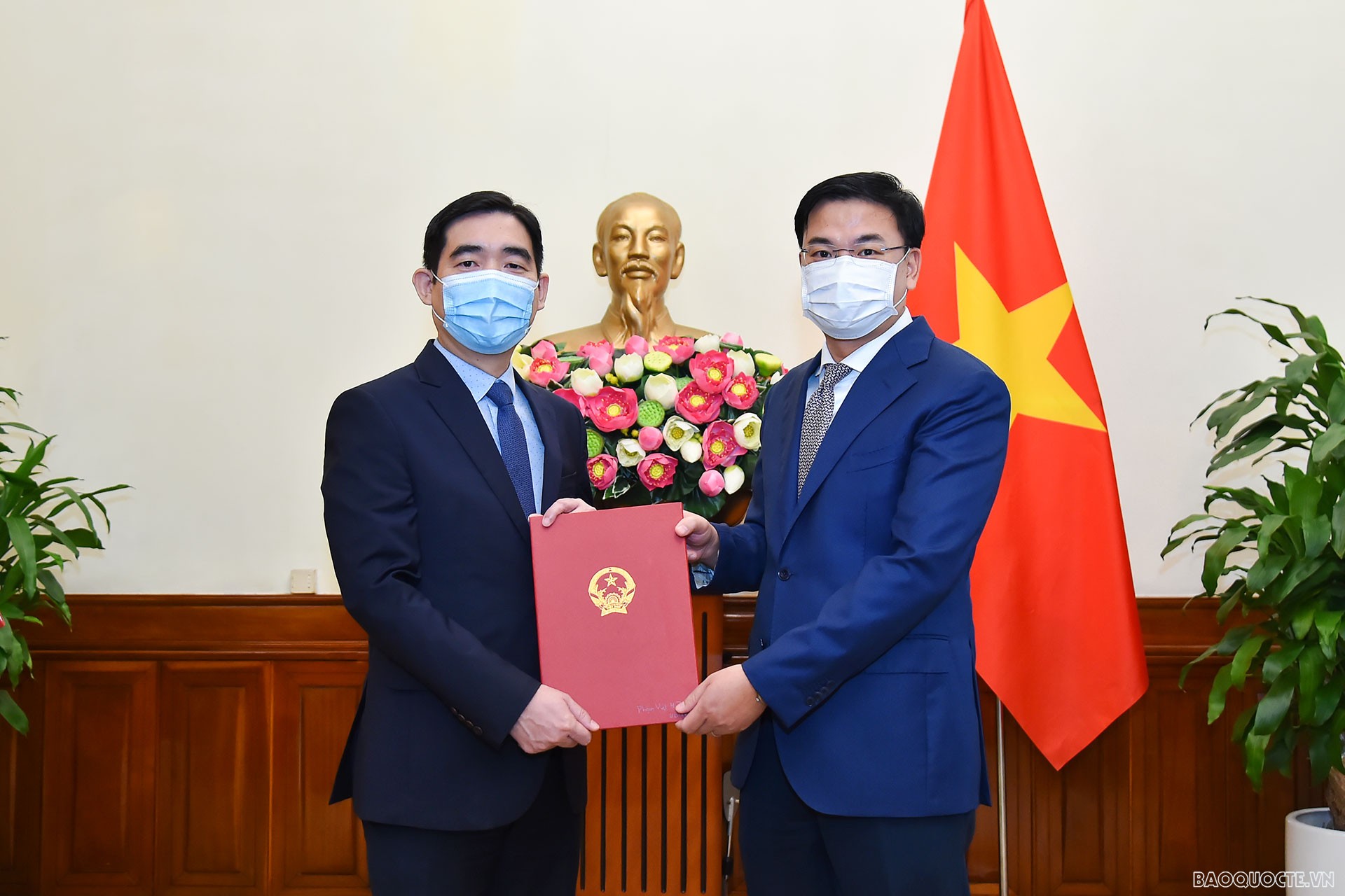 Thứ trưởng Ngoại giao Phạm Quang Hiệu đã trao quyết định bổ nhiệm ông Phạm Việt Hùng, Quyền Vụ trưởng Vụ Quan hệ Kinh tế, Khoa học và Công nghệ, Ủy ban Nhà nước về người Việt Nam ở nước ngoài, giữ chức Vụ trưởng Vụ Quan hệ Kinh tế, Khoa học và Công nghệ, Ủy ban Nhà nước về người Việt Nam ở nước ngoài.