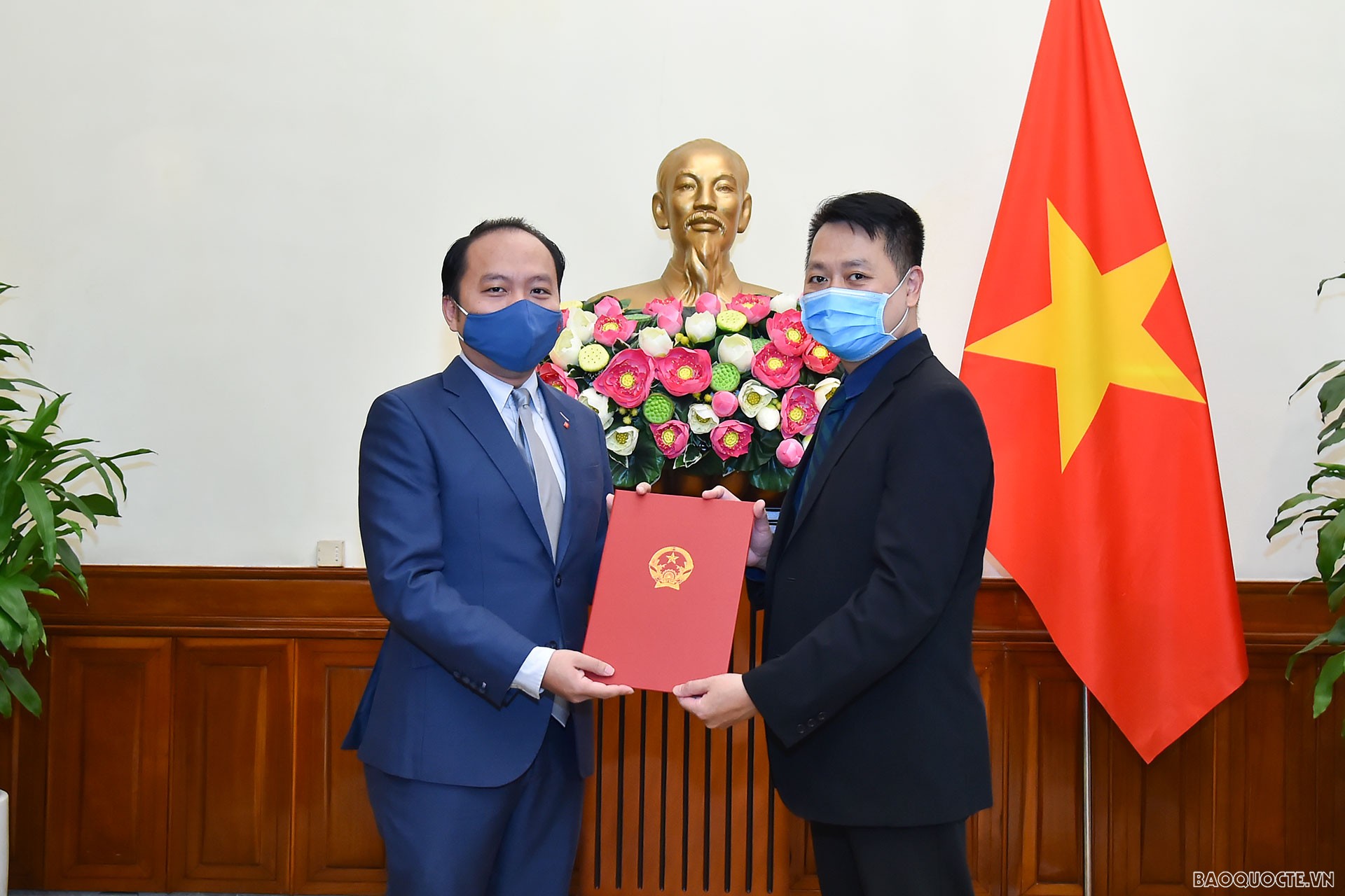 Phó Vụ trưởng phụ trách Vụ Tổ chức Cán bộ Nguyễn Việt Anh đã trao quyết định công nhận ông Lê Trung Kiên, là Tập sự Phó Viện trưởng, Vụ Nghiên cứu Chiến lược, Học viện Ngoại giao.