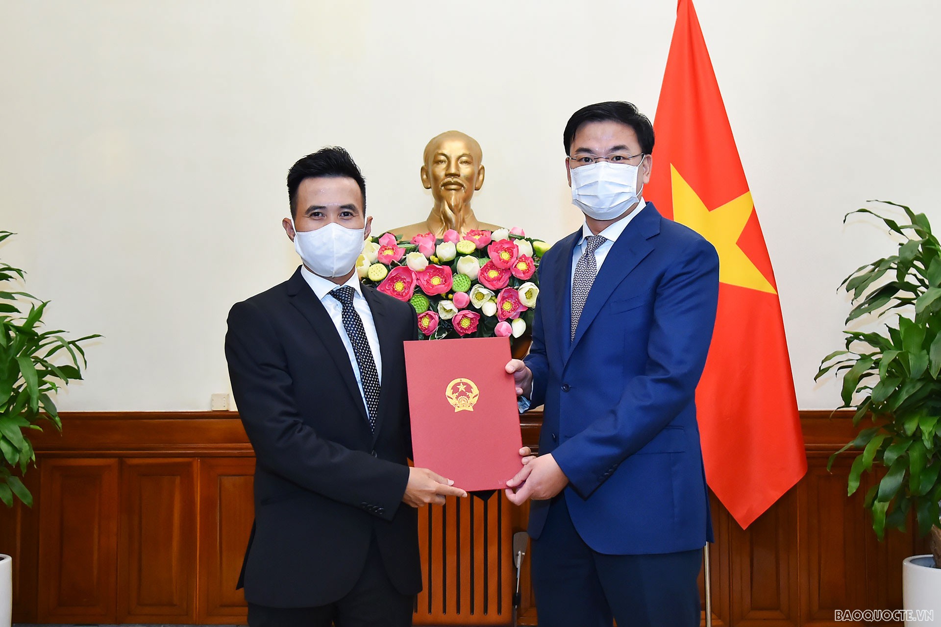 Thứ trưởng Ngoại giao Phạm Quang Hiệu đã trao quyết định bổ nhiệm ông Lê Quang Biên, Quyền Giám đốc Trung tâm Vận tải đối ngoại V75, giữ chức Giám đốc Trung tâm Vận tải đối ngoại V75.
