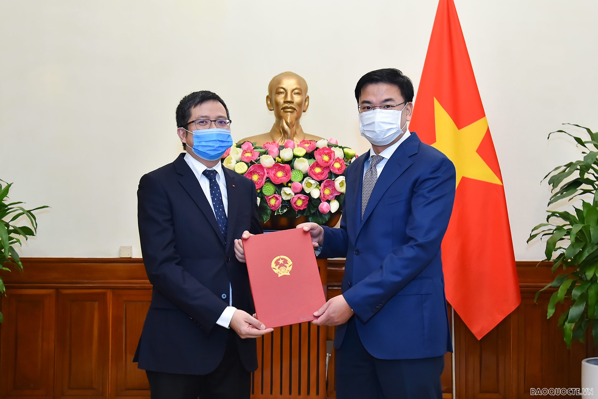 Cũng trong ngày 20/7, Thứ trưởng Ngoại giao Phạm Quang Hiệu đã trao quyết định tiếp nhận và điều động ông Phạm Thanh Bình, nguyên Công sứ-Người thứ Hai, Đại sứ quán Việt Nam ở Trung Quốc, hết nhiệm kỳ về nước, giữ chức Phó Vụ trưởng Vụ Đông Bắc Á.