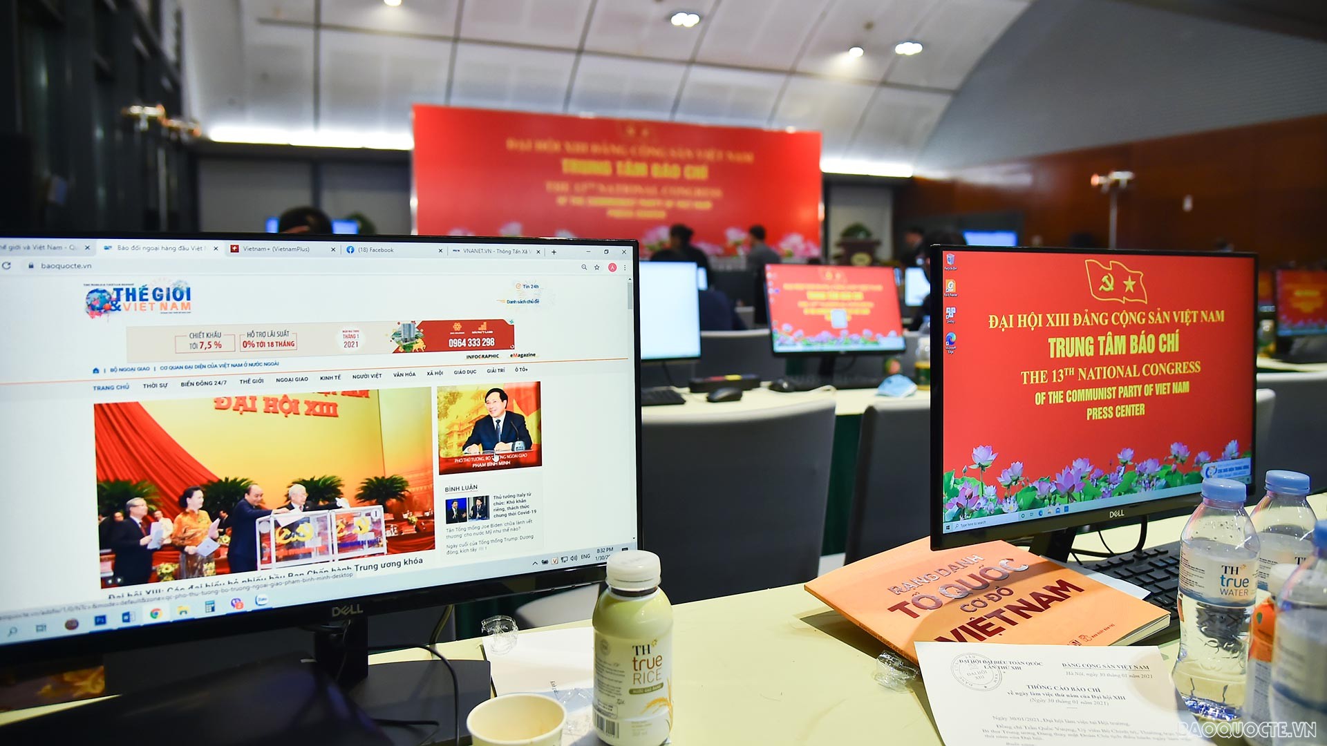 Các phóng viên báo chí tác nghiệp tại Trung tâm Báo chí phục vụ Đại hội XIII của Đảng. (Ảnh: Tuấn Anh)